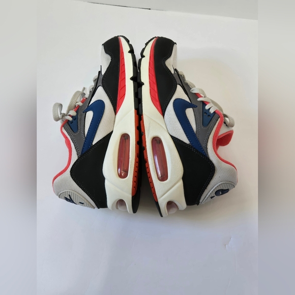 Nike Women's Sneakers - Gray, Blue, and RedSize: Women's US 8.5 / UK 6 / EUR 40 - Picture 3 of 9